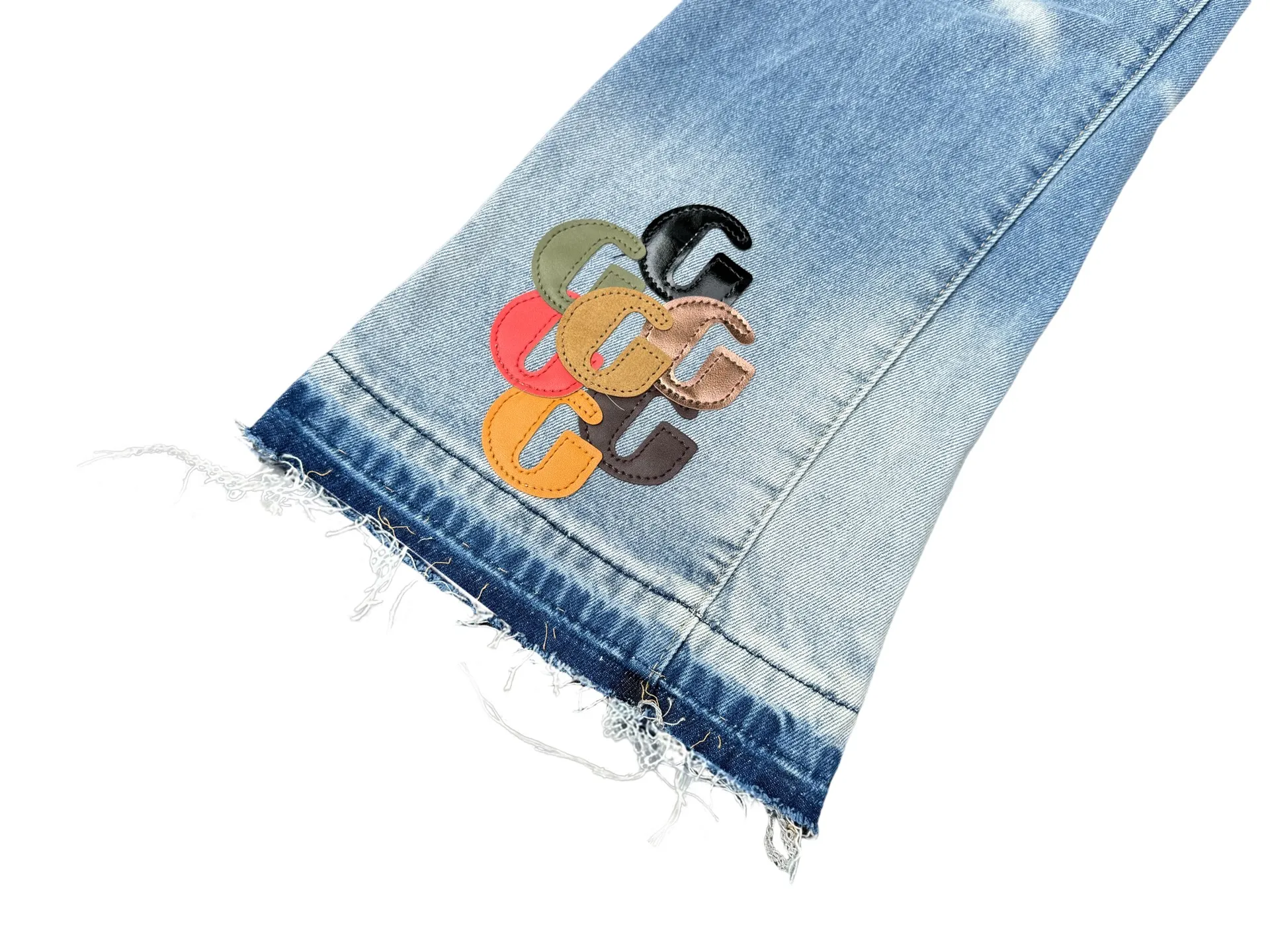 P240💰G66 GALLERY DEPT. Denim spliced ​​with all-over printed leather ripped bell-bottoms, washed and distressed jeans. GALLERY is attracted by these bell-bottoms. Whether it is a reset of Carhartt or Levis, it has created a strong brand style. Since these pants are modified from rare vintage, the production capacity is limited. Therefore, after many icons wore them, these pants were once hard to find. Later, perhaps due to the improvement of GD's business in the past two years and the expansion of production lines, the brand itself lowered the price, so I can't wait any longer for these pants this year and will definitely buy them. During the process of the denim washing plant, the owner of the washing plant helped introduce a boss who had worked for Levi's foundry and started his own business. This also paved the way for the following styles. Therefore, Levi's remodeled single product for the base plate is really familiar. Whether it is the fabrics supplied or the lathes used in production, there is nothing to choose from. -Color: blue -Size: S-XXL (corresponding to 28-36)